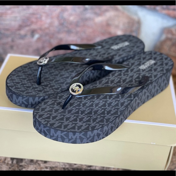 MICHAEL Michael Kors  Bedford Platform Flip flops - Picture 4 of 13